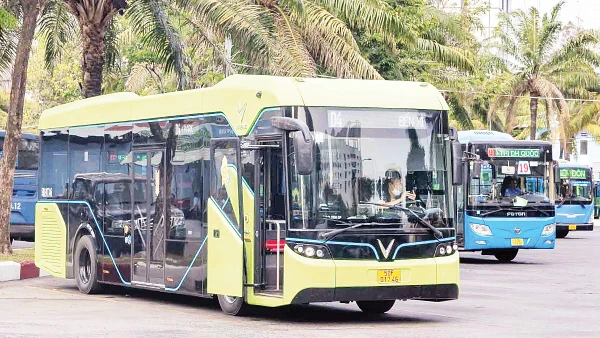 Bảo Đảm An Toàn Lao Động Là Trách Nhiệm Của Cả Người Lao Động Và Người Sử Dụng Lao Động Xe Sử Dụng Năng Lượng Sạch Sẽ Có Tem Kiểm Định Mầu Xanh Lá. Ảnh: Đạt Thành