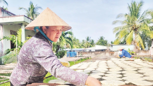 Bà Trần Thị Bảy, chủ cơ sở Mười Thiết lặng lẽ giữ nghề bánh xưa.