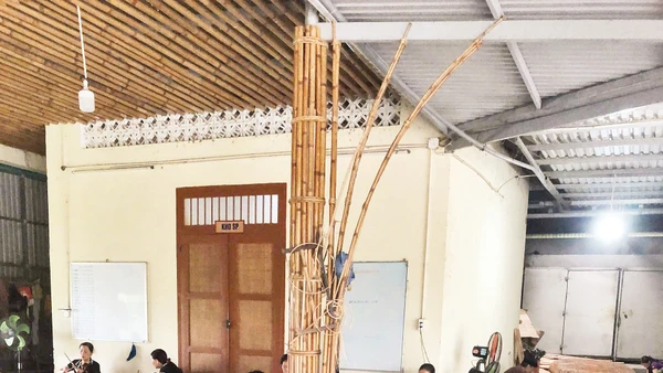 Các thành viên Hợp tác xã mây tre đan Bao La trong một buổi làm việc.