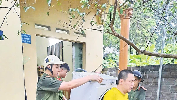 CBCS Công an xã Chi Lăng hỗ trợ người dân di dời tài sản đến nơi an toàn.