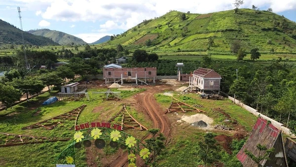 Gia Lai yêu cầu tháo dỡ Nhà rông bê tông đang xây dở tại Khu du lịch núi lửa Chư Đang Ya.