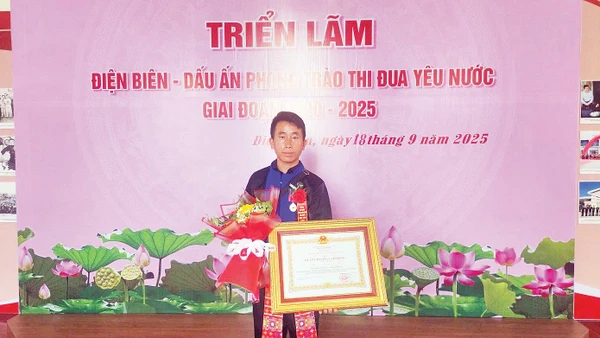 Anh Mùa A Thi, Trưởng bản Háng Pu Xi tại Đại hội Thi đua yêu nước tỉnh Điện Biên. Ảnh: LÊ HƯƠNG