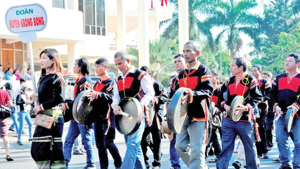 Đoàn cồng chiêng trong lễ hội cà-phê. Ảnh: Nam Anh