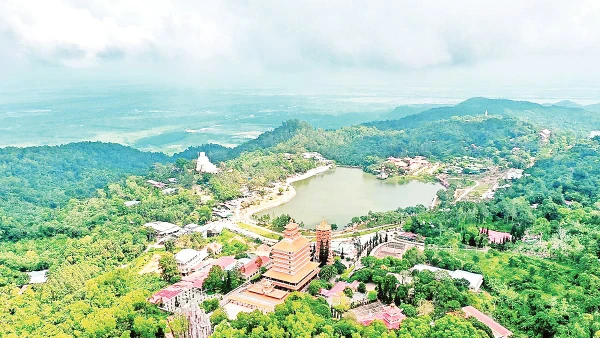 Toàn cảnh Thiên Cấm Sơn.