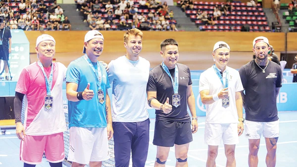 Tay vợt top 1 thế giới Ben Johns (người thứ ba, từ trái sang) giao lưu với người hâm mộ tại Lễ khai mạc Vietnam Cup.