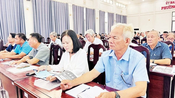 Thành viên Tổ công nghệ số cộng đồng các phường Tân Ninh, Bình Minh, Ninh Thạnh… tham dự tập huấn kỹ năng số. Ảnh: Linh Thùy