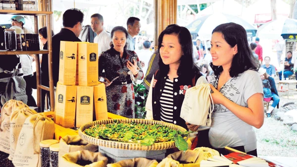 Giới thiệu các loại cà-phê tại hội chợ xúc tiến thương mại. Ảnh: Hải Nam