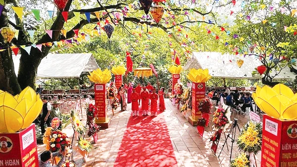 Một giá hầu đồng của phường hát văn tại Liên hoan diễn xướng hầu Thánh ở đền Sinh.