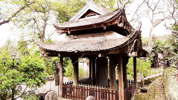 Tấm bia Sùng Thiện Diên Linh - bảo vật quốc gia, ở chùa Long Đọi Sơn.