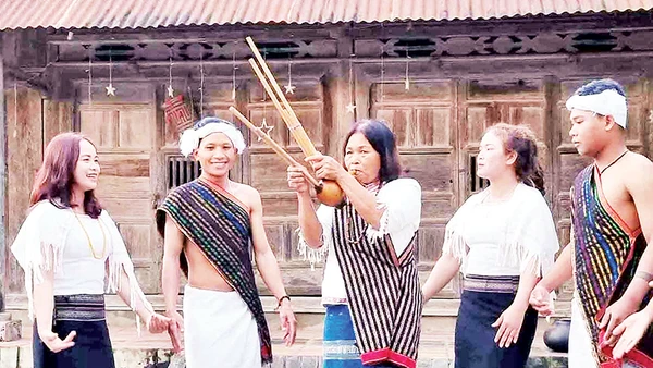 Nghệ nhân người Chu Ru truyền dạy cách thổi kèn bầu cho lớp trẻ.