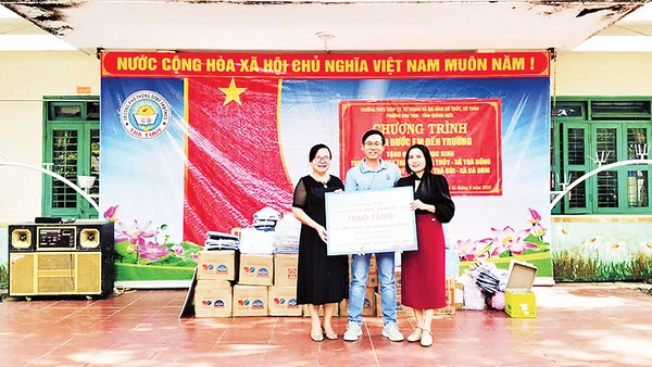 Thầy Phạm Đức Phước trao các phần quà cho đại diện Trường phổ thông dân tộc bán trú tiểu học và trung học cơ sở Trà Thủy.