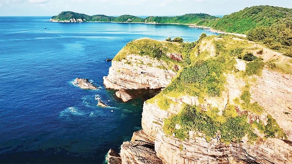 Bãi đá Móng Rồng, đặc khu Cô Tô. (Ảnh QUANG THỌ)