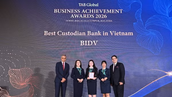 Đại diện BIDV nhận giải thưởng từ TAB