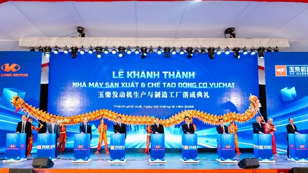 Các đại biểu nhấn nút khánh thành nhà máy. (Ảnh: KIM LONG MOTOR)