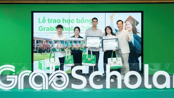 Chương trình GrabScholar với sự phối hợp cùng VietHope đã trao tặng 300 suất hỗ trợ học tập và 6 suất học bổng toàn phần cho học sinh, sinh viên Việt Nam.