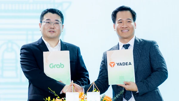 Đại diện Grab Việt Nam và đại diện Yadea Việt Nam ký thỏa thuận hợp tác.