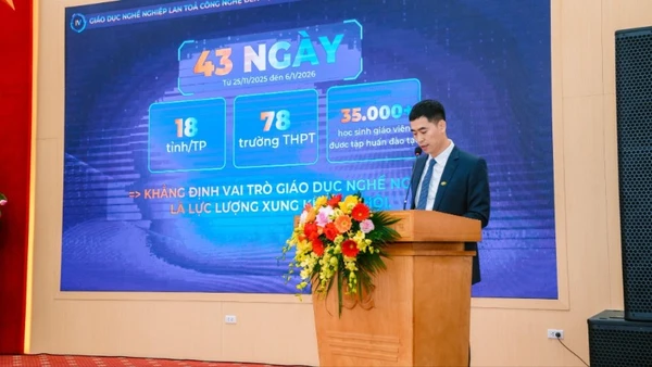 Ông Vũ Chí Thành, Hiệu trưởng Trường cao đẳng FPT Polytechnic chia sẻ kết quả bước đầu của Dự án "Xung kích số" và nhấn mạnh vai trò của cơ sở giáo dục trong việc phổ cập kỹ năng số cho người dân.