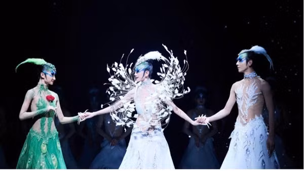 Diễn viên Kiều Nguyệt Vũ (vai Khổng tước mái) - Nghệ sĩ Dương Lệ Bình (Tổng đạo diễn - Giám đốc nghệ thuật - Diễn viên đặc biệt) - Diễn viên Dương Hàm (vai Khổng tước trống). (Ảnh: VIETART) 