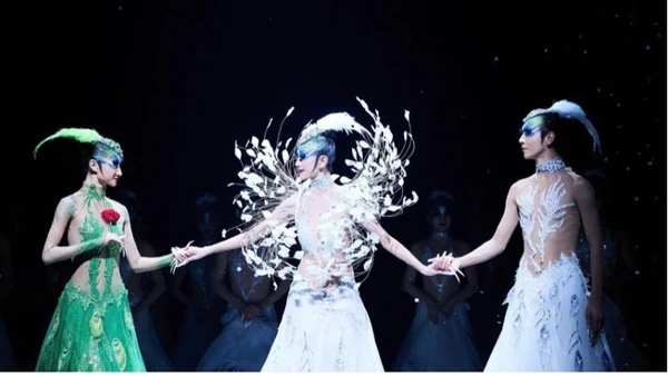 Diễn viên Kiều Nguyệt Vũ (vai Khổng tước mái) - Nghệ sĩ Dương Lệ Bình (Tổng đạo diễn - Giám đốc nghệ thuật - Diễn viên đặc biệt) - Diễn viên Dương Hàm (vai Khổng tước trống). (Ảnh: VIETART) 