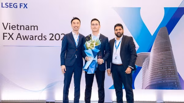 Đại diện Vietcombank chụp ảnh lưu niệm sau khi nhận giải thưởng tại Lễ trao giải Vietnam FX Awards 2026