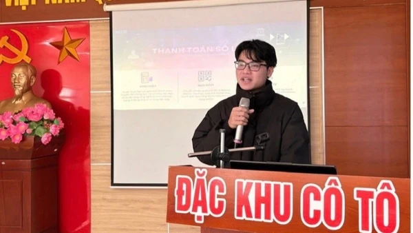 Sinh viên FPT trình bày tại Hội nghị tuyên truyền “Bình dân học vụ số “ của đặc khu Cô Tô.
