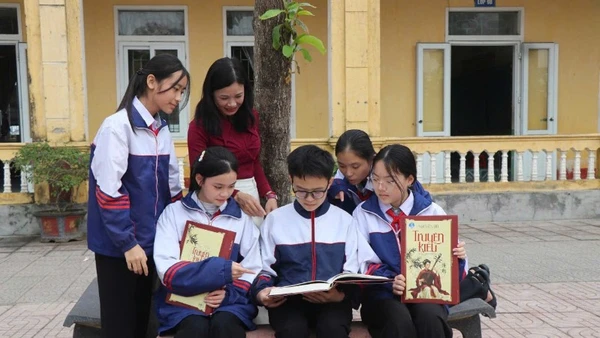 Các em học sinh Trường trung học cơ sở Thành Mỹ (xã Tiên Điền, Hà Tĩnh) hào hứng tiếp nhận Truyện Kiều bản Tiên Điền.