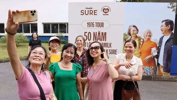 Những người tiêu dùng đồng niên 1976 tham quan Nhà máy Sữa Tiên Sơn (ở Bắc Ninh). (Ảnh: VI NAM)