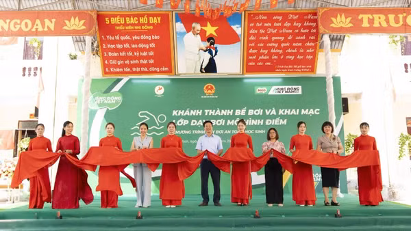 Các đại biểu cắt băng khánh thành bể bơi tại sự kiện.