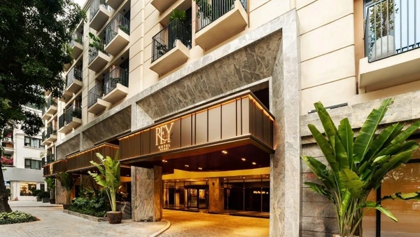 Khách sạn Rey toạ lạc tại phố Lý Nam Đế, quận Hoàn Kiếm, Hà Nội.