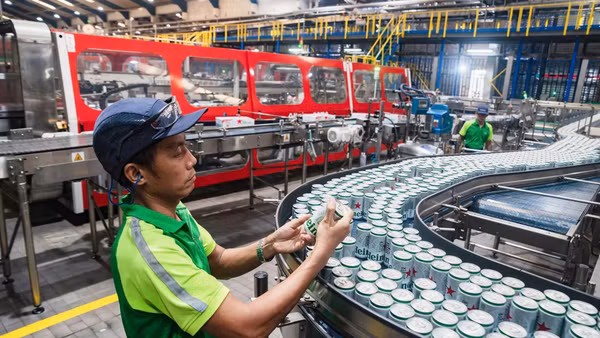 Kiểm tra lon bia tại Thành phố Hồ Chí Minh. (Ảnh: Thông Võ/Bloomberg Businessweek)