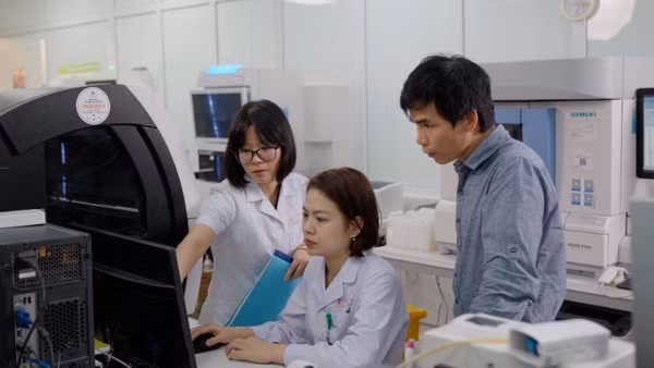 Kĩ sư AI cùng các bác sĩ huấn luyện AI trên hạ tầng FPT AI Factory.