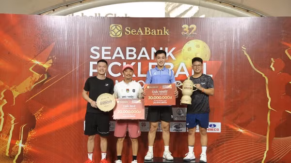 Với lối đánh mạnh mẽ, Trương Vinh Hiển và Nguyễn Hữu Hùng Anh giành chiến thắng tại nội dung "Tứ hùng"