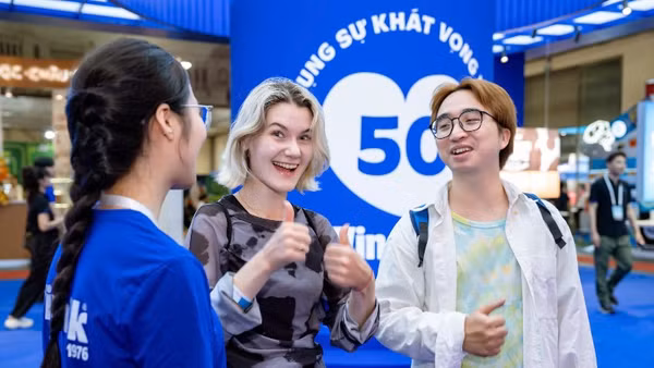 Anh Giang bày tỏ sự ấn tượng khi tham quan gian hàng Vinamilk tại chuỗi triển lãm chuyên ngành sữa 2026. (Ảnh: Duy Cường)