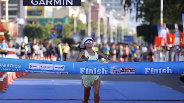 Runner cán đích giành chiến thắng tại Tiền Phong Marathon 2026. (Ảnh: Ban tổ chức)