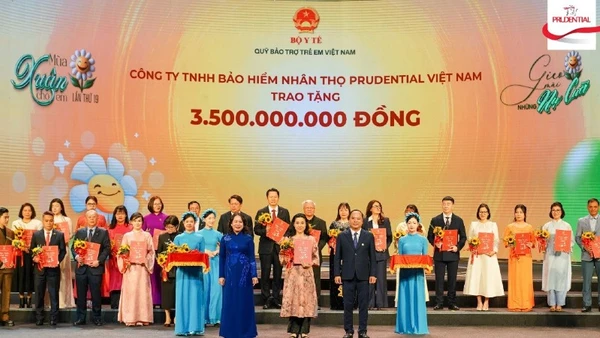 Đại diện Prudential Việt Nam nhận giấy chứng nhận và hoa tại sự kiện 