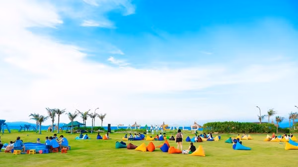 Những khu đô thị biển có hệ tiện ích đa dạng đang được nhà đầu tư quan tâm bởi khả năng vận hành đón khách quanh năm. (Ảnh: Bãi biển CaraBeach thuộc CaraWorld Cam Ranh)