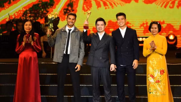 Phó Chủ tịch T&T Group Đỗ Vinh Quang cùng hai cầu thủ Đỗ Duy Mạnh, Đỗ Hoàng Hên nhận giải Khát vọng cống hiến tối 15/4.