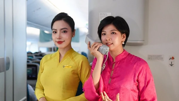 Nghệ sĩ mùi hương Rei Nguyễn trò chuyện cùng hành khách, kể lại câu chuyện mùi hương thương hiệu của Vietnam Airlines