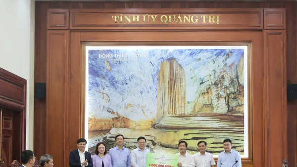 Petrovietnam trao biểu trưng hỗ trợ 3 tỷ đồng tại tỉnh Quảng Trị.