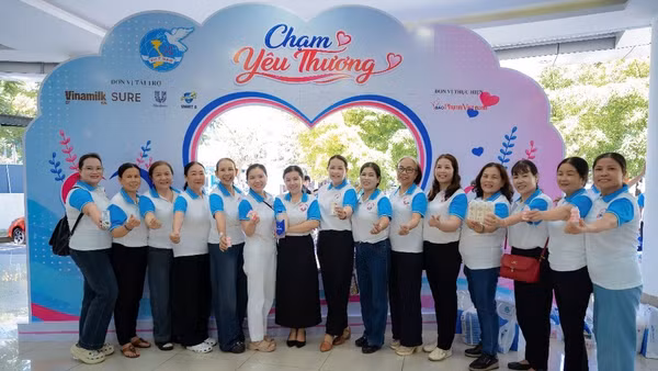 Lễ mít tinh hưởng ứng Ngày Gia đình Việt Nam tại Huế thu hút hàng nghìn người dân tham dự. (Ảnh: VN)