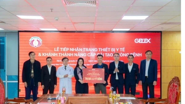 Ông Nguyễn Trọng Hiền-Chủ tịch Hội đồng quản trị Tập đoàn Gelex trao tặng gói thiết bị y tế và hỗ trợ nâng cấp phòng bệnh tại tỉnh Nghệ An.