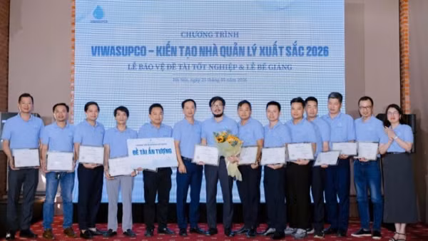 Ông Lê Văn Thăng – Chủ tịch HĐQT VIWASUPCO (đứng thứ 6 từ trái sang) ghi nhận nhóm học viên có đề tài ấn tượng sau chương trình.