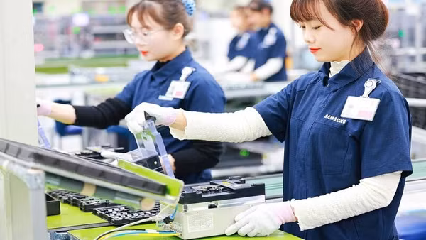 Sản xuất thiết bị di động tại Công ty trách nhiệm hữu hạn Samsung Electronics Việt Nam Thái Nguyên.