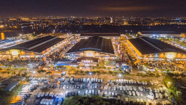 Chợ đầu mối "không ngủ" Bình Điền. (Ảnh: SATRA)