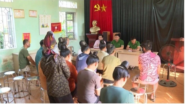 Cán bộ Ngân hàng Chính sách-Xã hội Điện Biên tuyên truyền và tư vấn mở tài khoản ngân hàng đến chủ rừng trên địa bàn các xã thuộc khu vực huyện Nậm Pồ cũ.