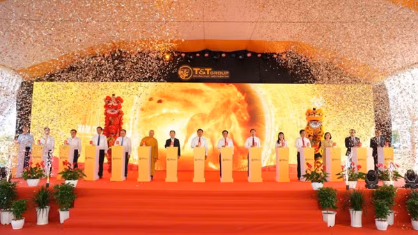 Các đại biểu ấn nút khởi công KCN Vàm Cống