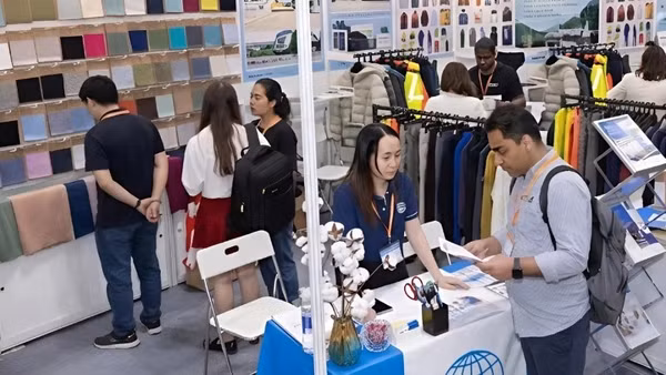 Khách tham quan đang trao đổi tại Triển lãm Global Sourcing Fair Việt Nam 2025