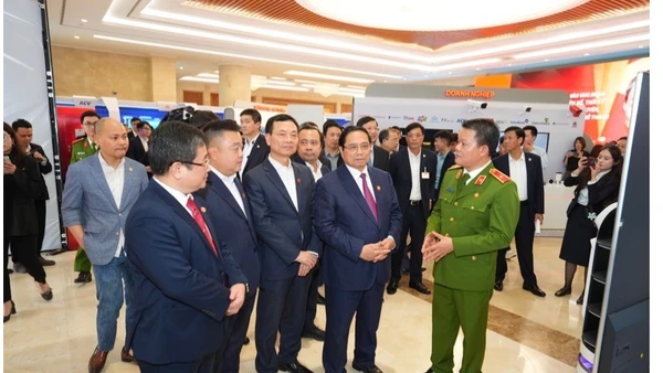 Thủ tướng Phạm Minh Chính ghé thăm gian triển lãm của Bảo Minh tại buổi hội nghị