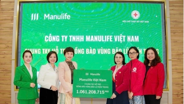 Đại diện Manulife Việt Nam trao số tiền quyên góp đến Trung ương Hội Chữ thập đỏ Việt Nam. Ảnh: Hiền Hồ
