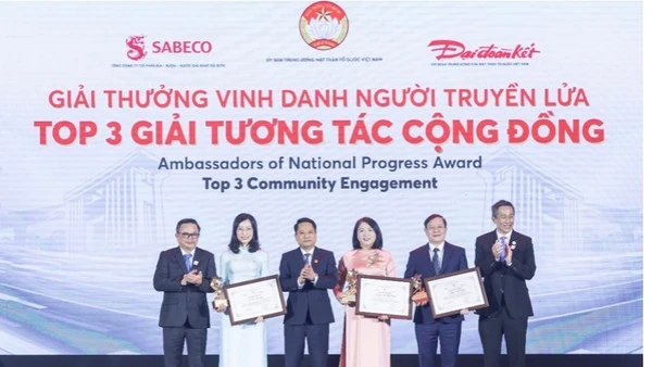 Đại điện Sabeco và Báo Đại Đoàn Kết trao giải Top 3 tương tác cộng đồng.